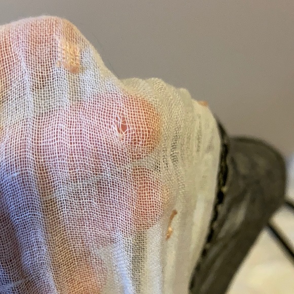 American Eagle, Black and White Scarf w/Tassels - Picture 9 of 9